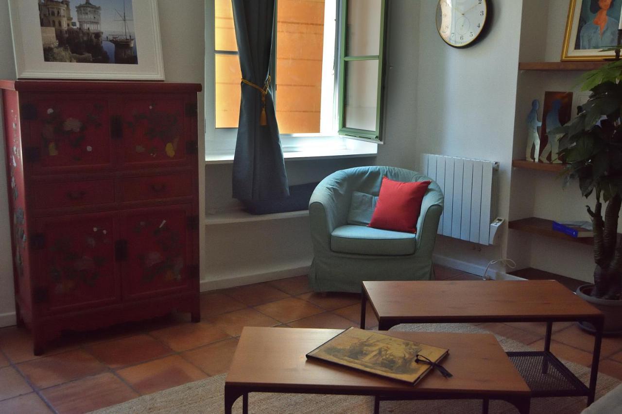 Apartment 33 On The Old Historic Senate Square Ница Екстериор снимка