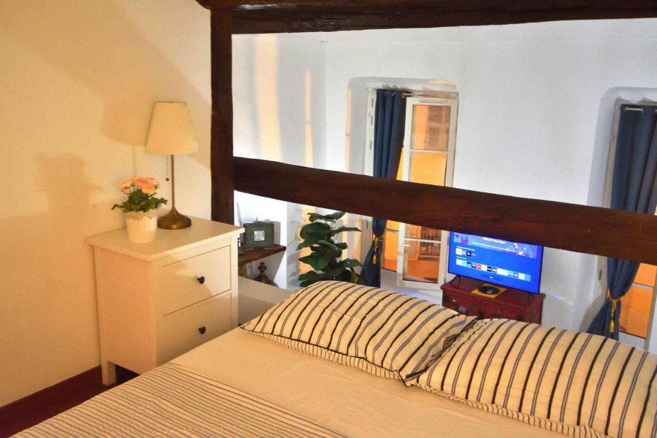 Apartment 33 On The Old Historic Senate Square Ница Екстериор снимка